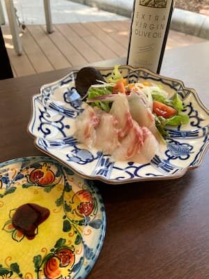 お刺し身には醤油にオリーブオイルをプラス
