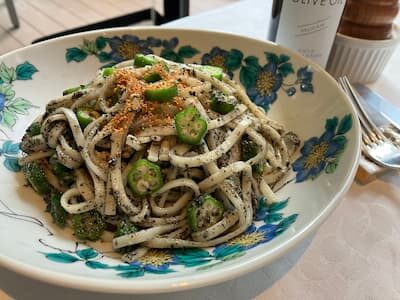うどんの黒ごまソース和え